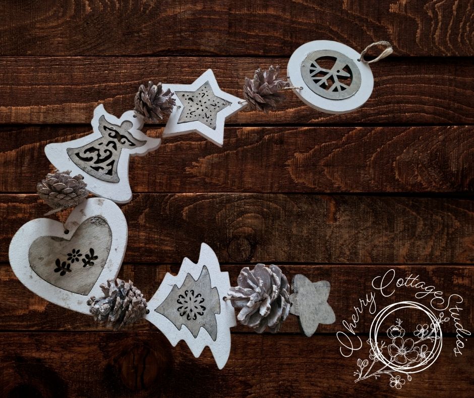 Wooden Long Christmas Hanging Decoration With Pinecones Ornament