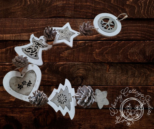 Wooden Long Christmas Hanging Decoration With Pinecones Ornament